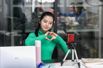 直播间，不能开口的女孩们