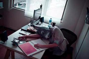 年前一天100张海报逼走设计师