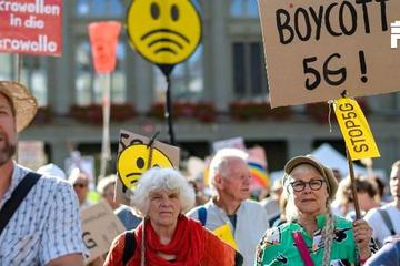 烧5G信号塔、黑化比尔盖茨……这种病毒比新冠更难防