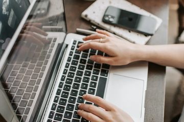 打工人的春节：就地过年还要996？