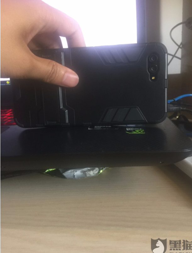 黑貓用戶反映電池鼓包已經導致C面變形
