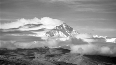 从加乌拉山口拍摄的珠峰 新华社记者 普布扎西摄