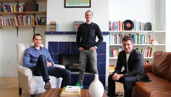 爱彼迎联合创始人那森·布莱卡斯亚克、乔·吉比亚、布莱恩·切斯基（从左至右），图源爱彼迎微信公众号