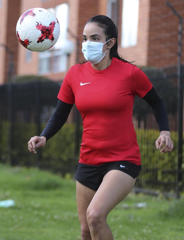 戴口罩会增加对气流的阻力，使人很难吸入最高运动水平时所需的空气量。