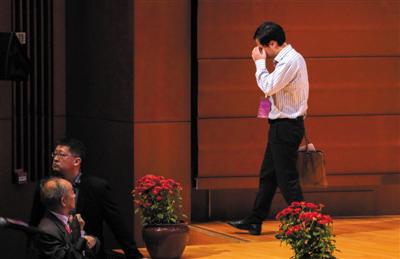 11月28日，第二届人类基因组编辑国际峰会，访谈结束后，贺建奎走下主席台从边门离开。图/视觉中国