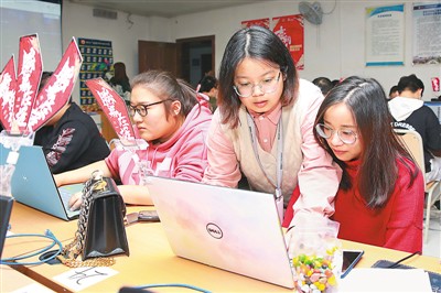 11月11日凌晨,浙江广厦建设职业技术学院综合楼内灯火通明,该校700余名学子在老师和企业技术指导的带领下备战“双11”线上销售实战训练。胡扬辉摄(人民视觉)