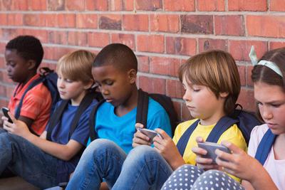 法国禁止所有15岁以下的儿童在学校使用手机
