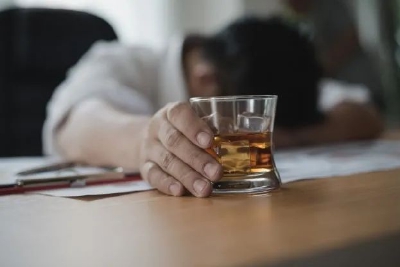 少喝點就沒事？酒精對心臟危害有多大，這項研究告訴你