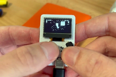 拇指大小的游戏机问世，预装超 300 款游戏