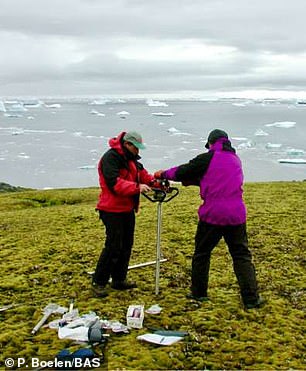 这些发现加剧了人们的担忧，科学家表示随着北极永久冻土层逐渐融化，还会有什么物质会从地下释放出来，包括某些远古病毒细菌。