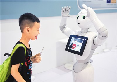 2018世界机器人大会：科技新品 琳琅满目