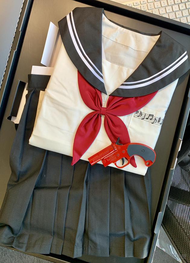 盒子里真的是一套制服(新浪手机会在微博上送出,请点这里)