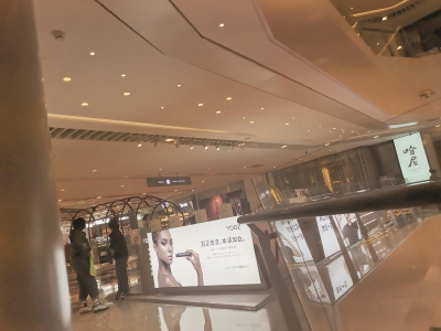 电子烟调查:商场店员鼓动体验包装噱头宣称无毒无害(图1)