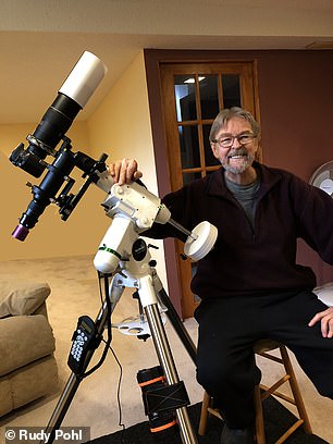 图为业余天文摄影师鲁迪和他的望远镜