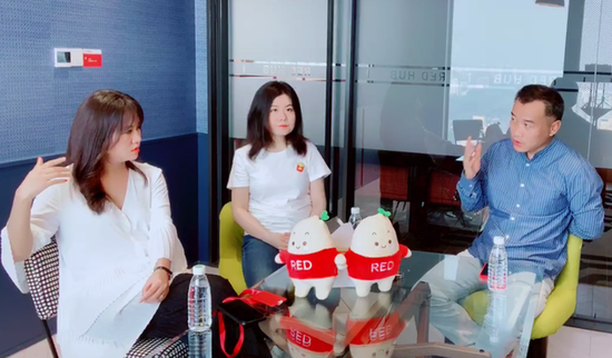 小红书生态负责人包包(左)、小红书创始人瞿芳(中)