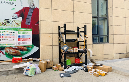 北京一小区快递架 图:新浪科技