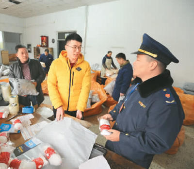 1月2日,浙江省德清县乾元镇人大组织县镇人大代表和乾元市场监管分局,向辖区农村淘宝店以及其他电商经营户,宣传于1月1日实施的《中华人民共和国电子商务法》。 倪立芳 王忠德摄(人民图片)