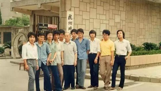 1988年，马云与外语系师生的毕业照