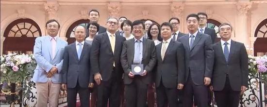 中间捧奖牌者为童文博士，2019年
