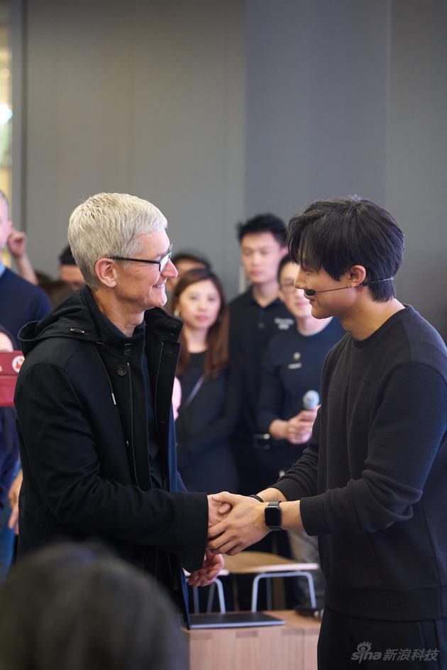 库克参加“Today at Apple”音乐实验室活动，跟电音大师CORSAK交流