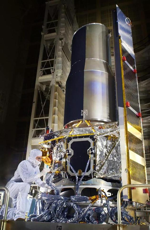 技术人员在为NASA斯皮策太空望远镜做发射前最后的准备工作。
来源:NASA/JPL