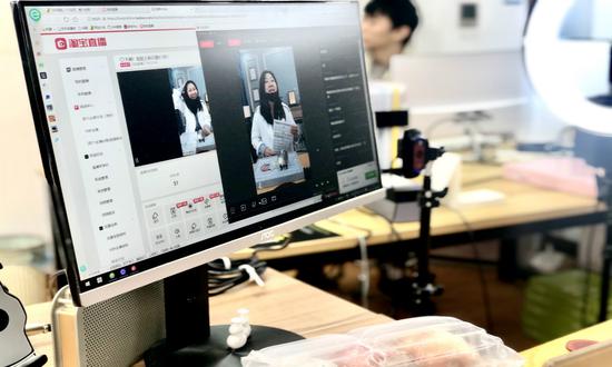 manbetx官网版_街采00后长大后想当什么,有人说想当富翁