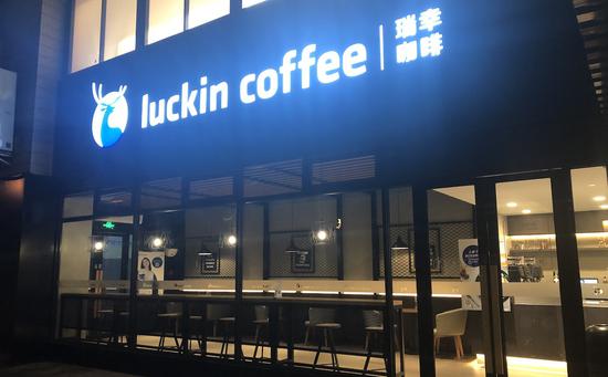 金沙银河送28彩金_一名男子在峨眉山金顶跳下舍身崖 景区正在搜寻