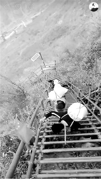 悬崖村的网红们:直播过吊桥跳岩石 用手机连接