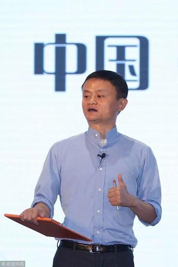 马云:不要叫我马爸爸叫我马老师 2017年7月13日,浙江杭州,阿里巴巴董事局主席、马云公益基金会创始人马云出席2017新乡村校长领导力课堂,与首届“马云乡村校长计划”获奖校长授课互动。