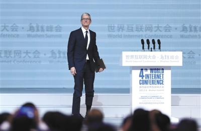 12月3日，美国苹果公司首席执行官蒂姆·库克在第四届世界互联网大会开幕式上准备发表演讲。新京报记者 李冬 摄