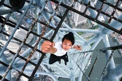 新华社:“视频秀”五花八门 谁在驱动这些玩命直播？ [负面]