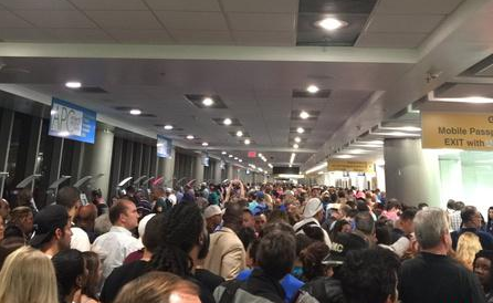 美国多个机场入境审查柜台电脑短暂故障