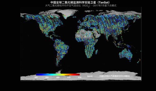 大气所反演算法获取的首幅中国碳卫星大气二氧化碳全球分布图，（上图）2017年4月，（下图）2017年7月。色标表示大气二氧化碳柱平均干空气混合比（XCO2）。