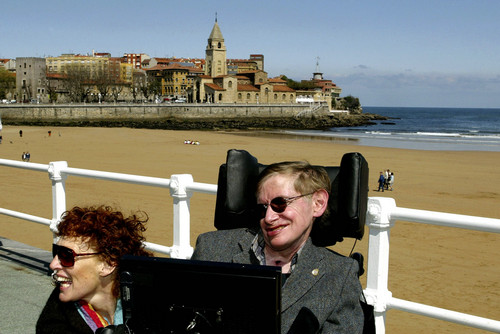 2005年4月10日，霍金（右）和前妻伊莱恩在西班牙希洪度假的资料照片。新华/路透