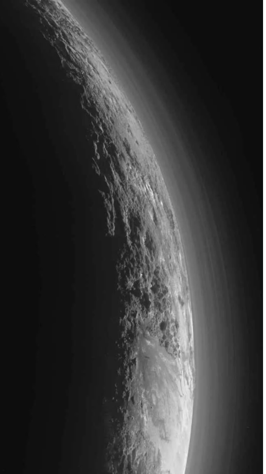 冥王星的稀薄大气层。来源：NASA