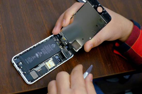 苹果考虑向部分更换iPhone电池的用户发放退款。 图片来源： EDUARDO MUNOZ/REUTERS