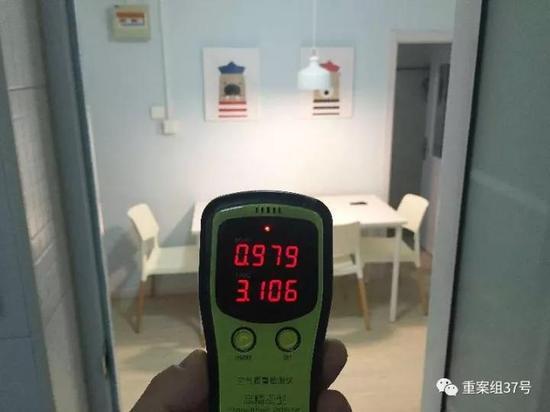 ▲11月18日,方古园某室,女中介带领记者在看房,站在客厅,记者手里的空气质量检测仪上显示的甲醛指数是0.979,超过0.1~0.3是超标,超过0.3即为严重超标。 新京报记者 大路 摄