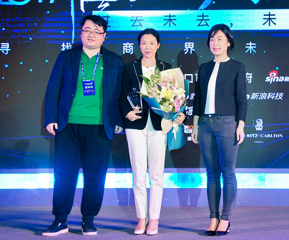 阳光创业网:阳光印网张红梅:创业很煎熬需要心里有个温暖太阳 华创资本管理合伙人吴海燕(右一)和万能的大熊创始人宗宁(左一)为张红梅颁奖。