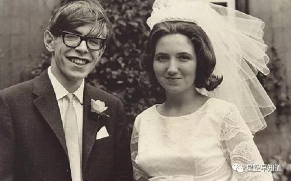 1966年，霍金与第一任妻子珍妮·怀尔德结婚的照片