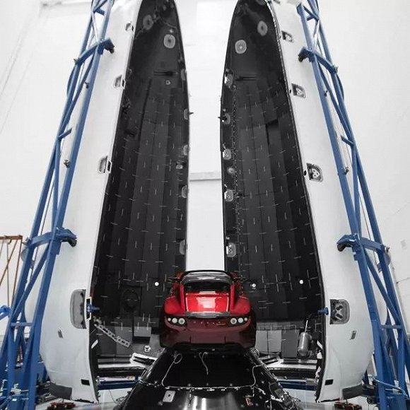 SpaceX和特斯拉公司创始人埃隆?马斯克（Elon Musk）在Instagram上分享了7张照片，显示一辆红色特斯拉跑车装入一枚“猎鹰”重型火箭之中。