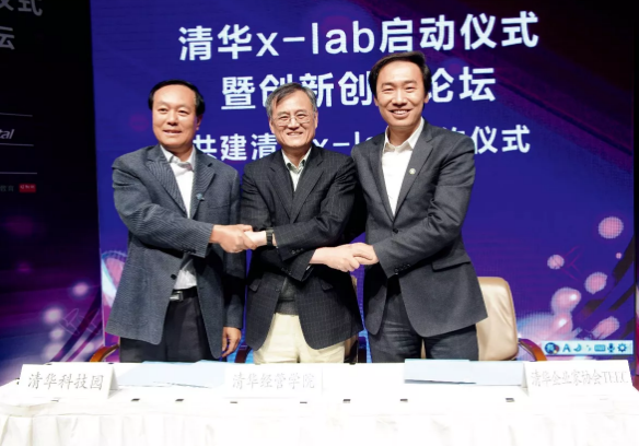 2013年4月,在清华x-lab启动仪式上,邓锋与清华大学经济管理学院院长