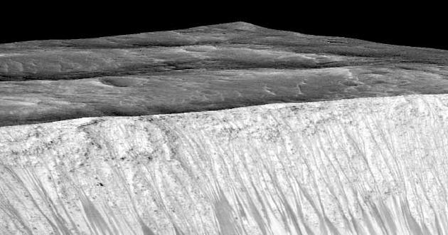 此前,科学家们宣布火星上一类被称作所谓“季节性斜坡纹线”(RSL)极有可能暗示火星上今天仍然存在高盐度的液态水体,因为这种暗色条纹似乎只会在温暖的夏季出现。不过,有关这种神秘条纹的成因,后来也出现了不同的看法,认为其形成与水体没有任何关联