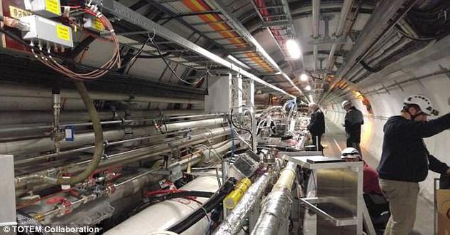欧洲大型强子对撞机(LHC)的研究人员近日表示,他们发现了一种物理学界搜寻了近50年的神秘粒子可能存在的线索。