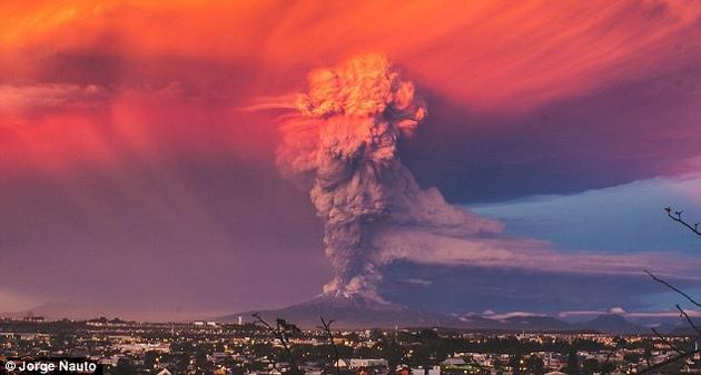 火山爆发分喷溢式和爆炸式两种。前者较为温和，后者则较为剧烈。