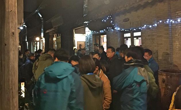 3日晚,丁磊饭局如约而至。而饭局之外聚集了大量媒体记者。中新经纬常涛摄