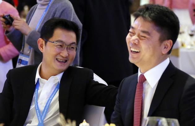 ▲马化腾和刘强东(资料图,图片来源:视觉中国)