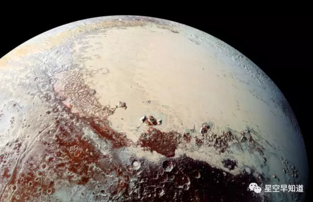 新视野号探测器发回的冥王星图像，可以看到层峦叠嶂的山区，以及广袤的冰原。来源：NASA