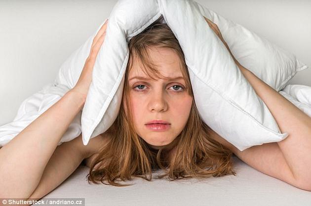 据英国国民保健署NHS估计，有三分之一的人常常遭受睡眠障碍的困扰。为此，加州大学伯克利分校神经科学与心理学教授马修·沃克尔分享了一些有助睡眠的诀窍。