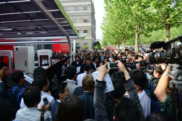 2014年04月22日，北京，特斯拉向首批中国车主交付新车Model S。特斯拉创始人埃隆·马斯克到场对新车主表示祝贺。
