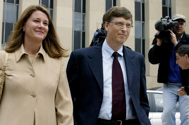 2002年，比尔·盖茨出现在位于华盛顿联邦法院举行的反垄断听证会上